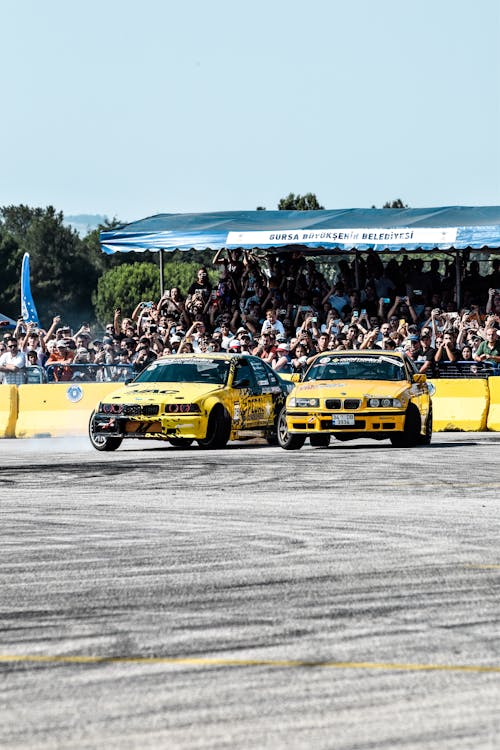 Foto profissional grátis de amarelo, arquibancadas, automóveis