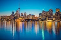 黄昏时分，多伦多天际线的生动景色在水中映出美丽的倒影