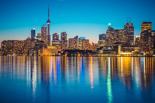 黄昏时分，多伦多天际线的生动景色在水中映出美丽的倒影
