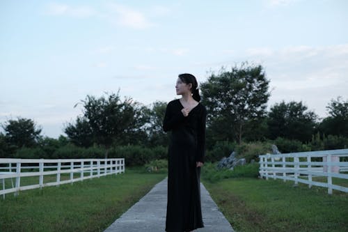 검정 드레스, 서 있는, 여성의 무료 스톡 사진