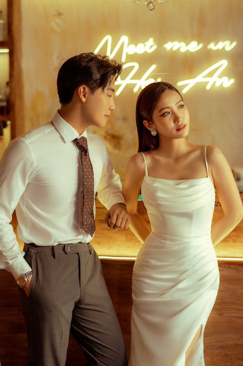 Foto profissional grátis de camisa branca, casal, de pé