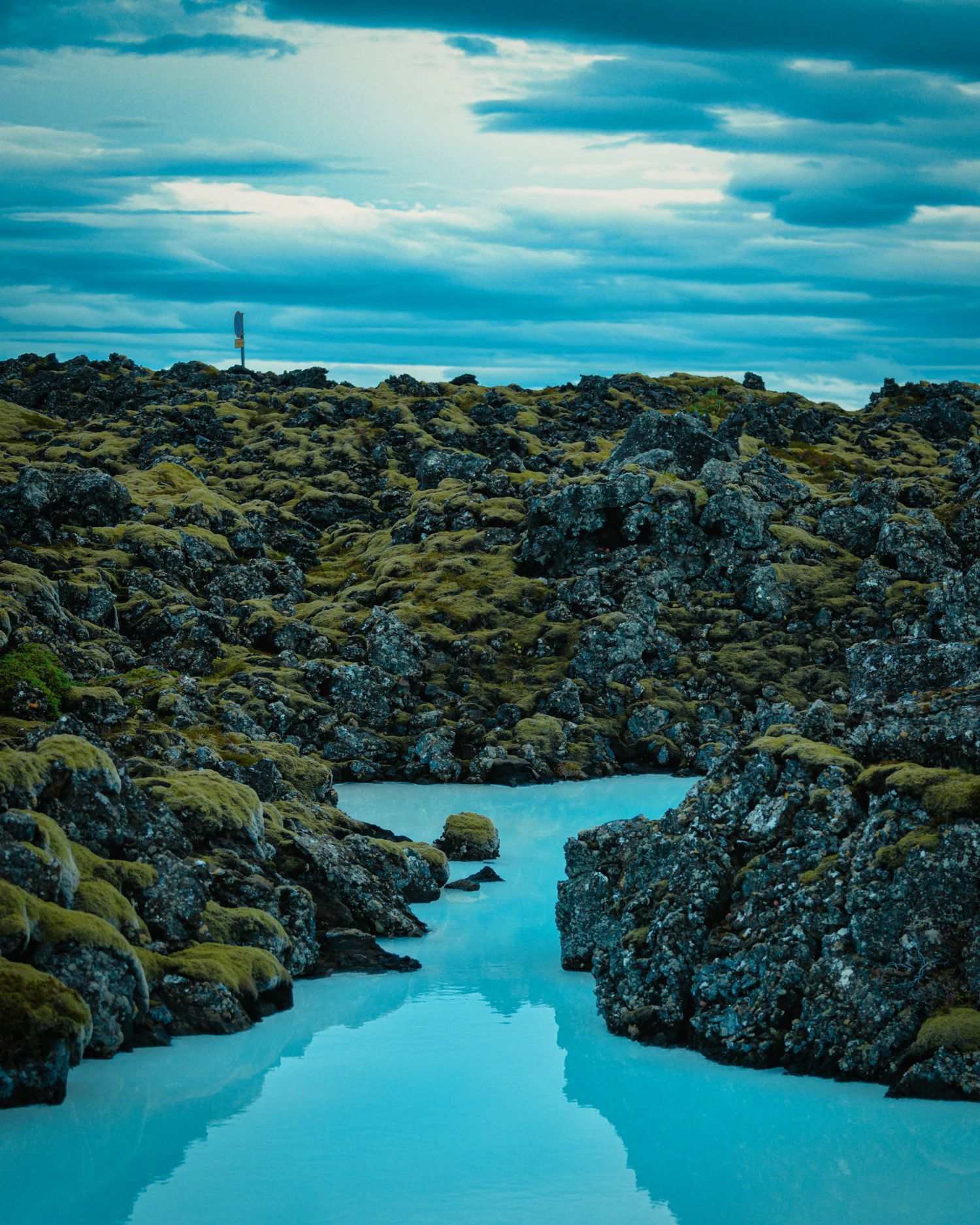 Blue Lagoon na Islandii w wulkanicznym krajobrazie