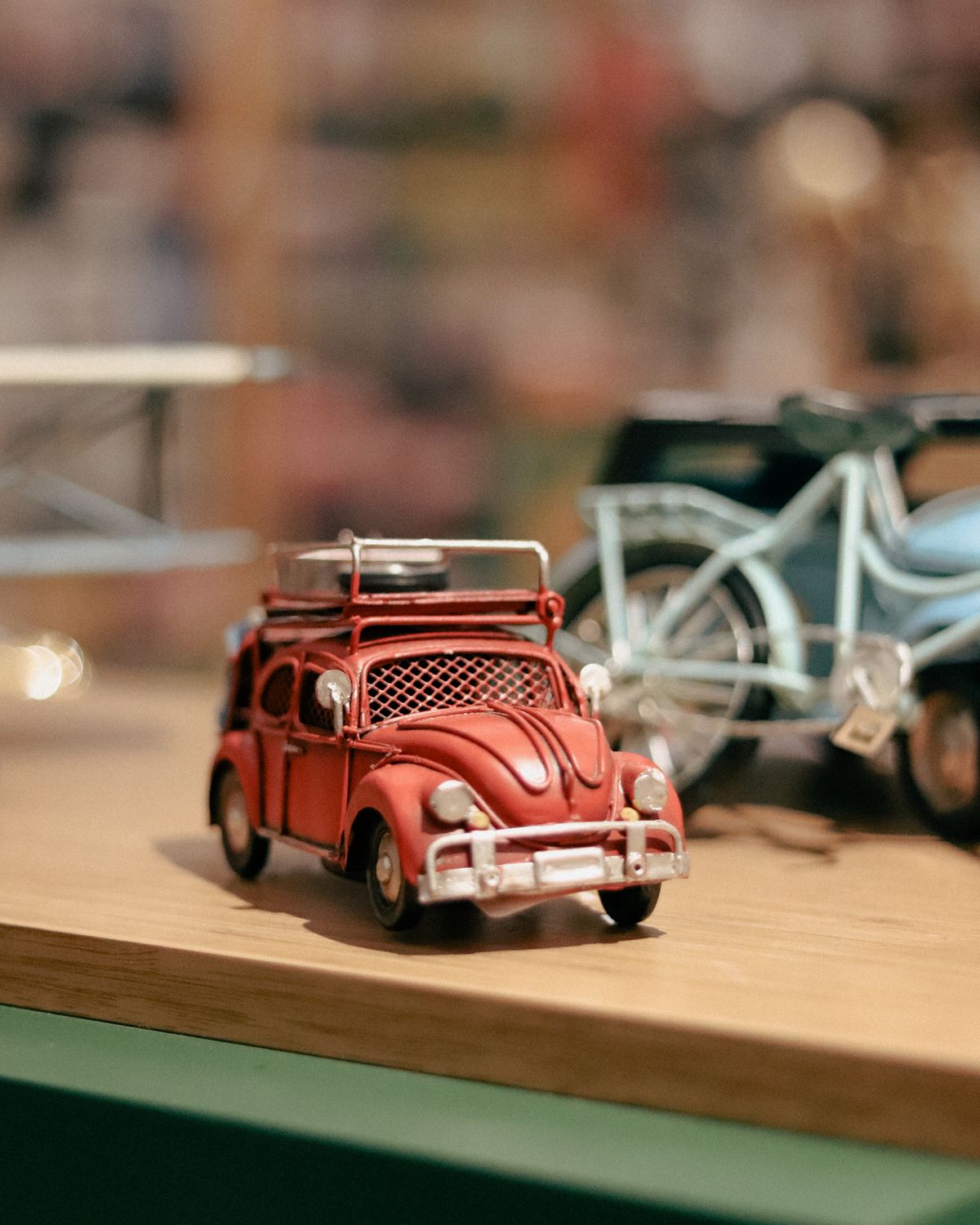 Miniatura de carro retrô vermelho em uma prateleira
