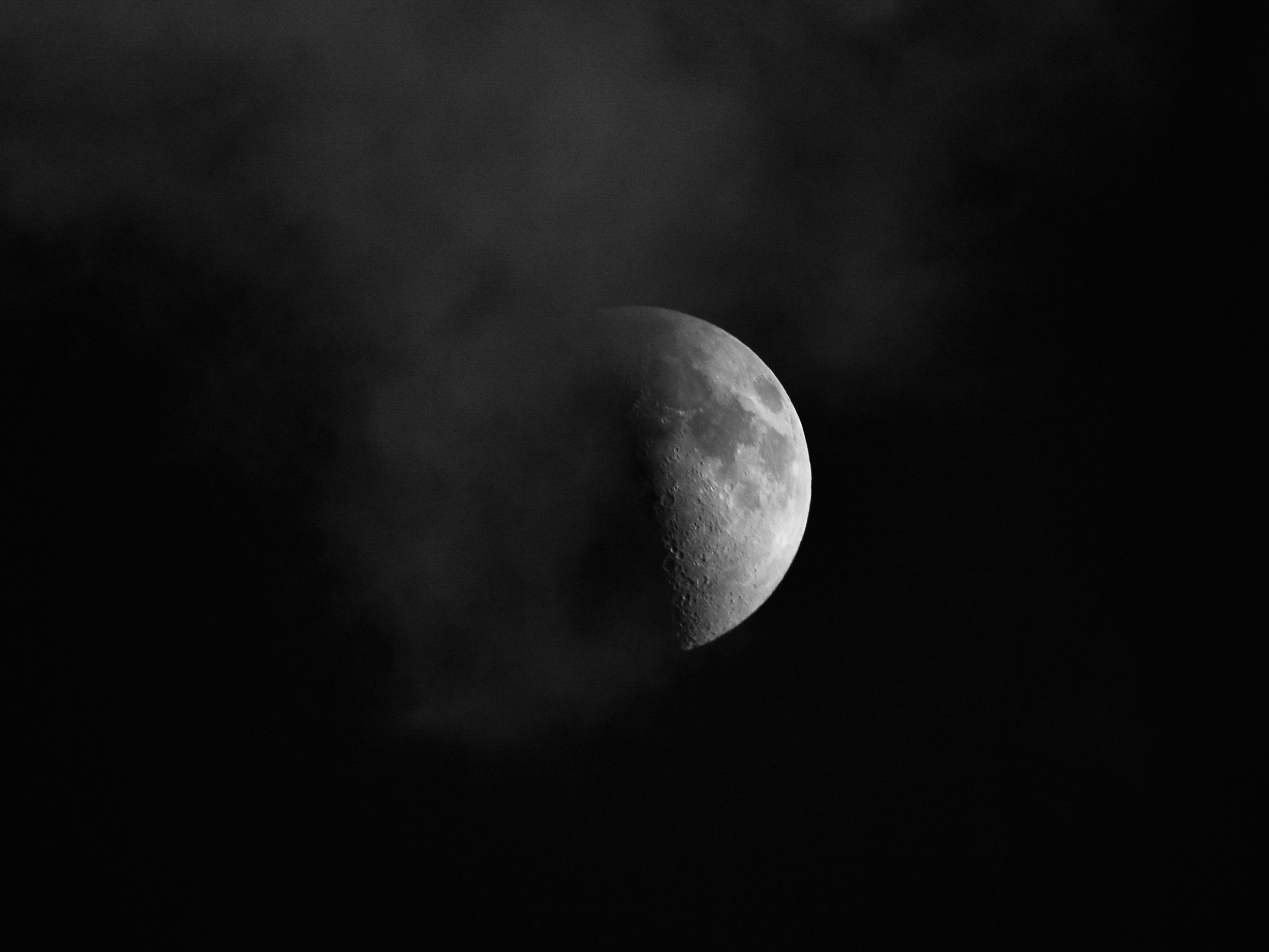 雲に隠れかけた夜の月
