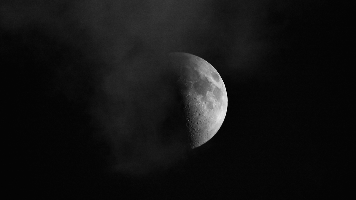 雲に隠れかけた夜の月