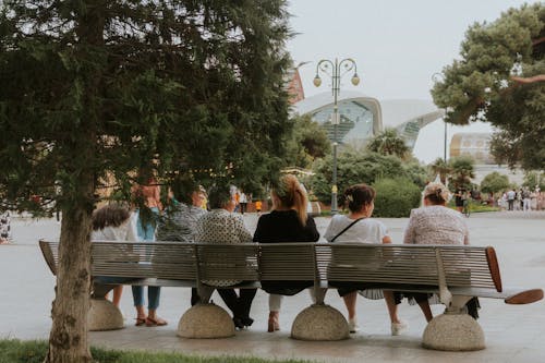 Fotobanka s bezplatnými fotkami na tému drevená lavička, ľudia, mesta