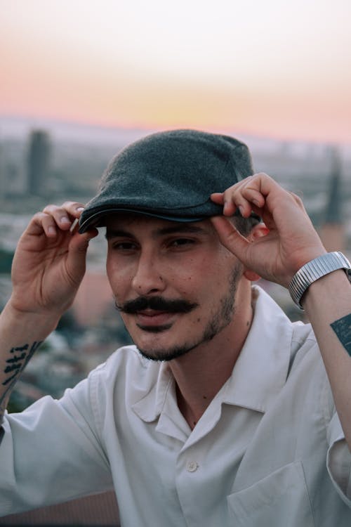 Darmowe zdjęcie z galerii z czapka z daszkiem, kaukaski mężczyzna, koszula