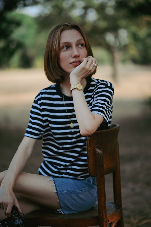 Foto profissional grátis de cadeira, mulher, posando