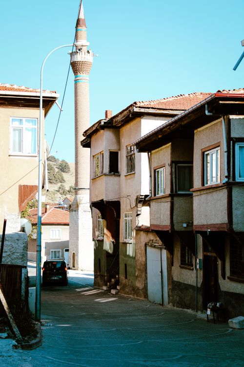 Free Explore the scenic streets of Sivrihisar, Türkiye, featuring traditional houses and a historic minaret. Stock Photo
