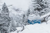 白雪皑皑的森林中，缆车在冰天雪地里营造出宁静的冬日景象