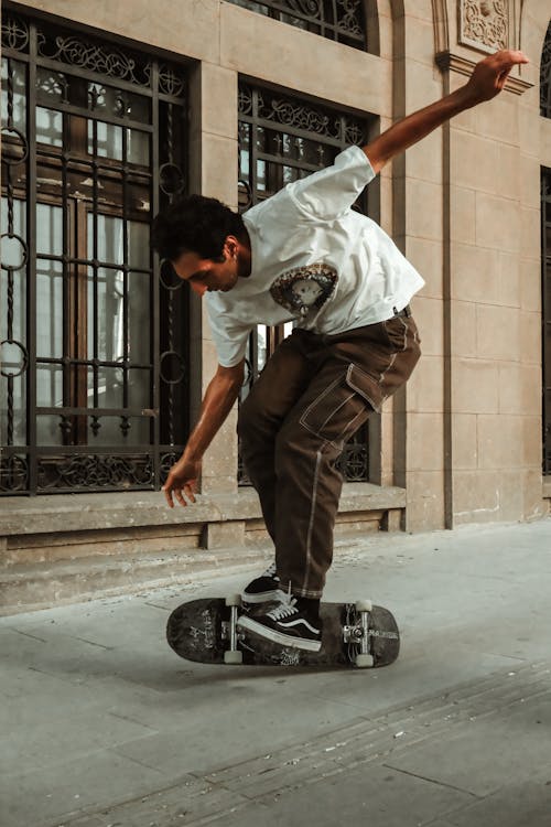 Immagine gratuita di abilità, facciata di edificio, fare skateboard