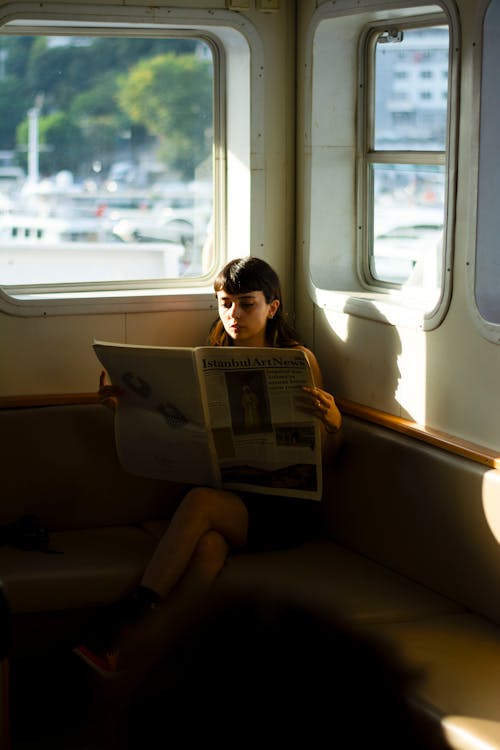 Foto stok gratis duduk, kaum wanita, koran