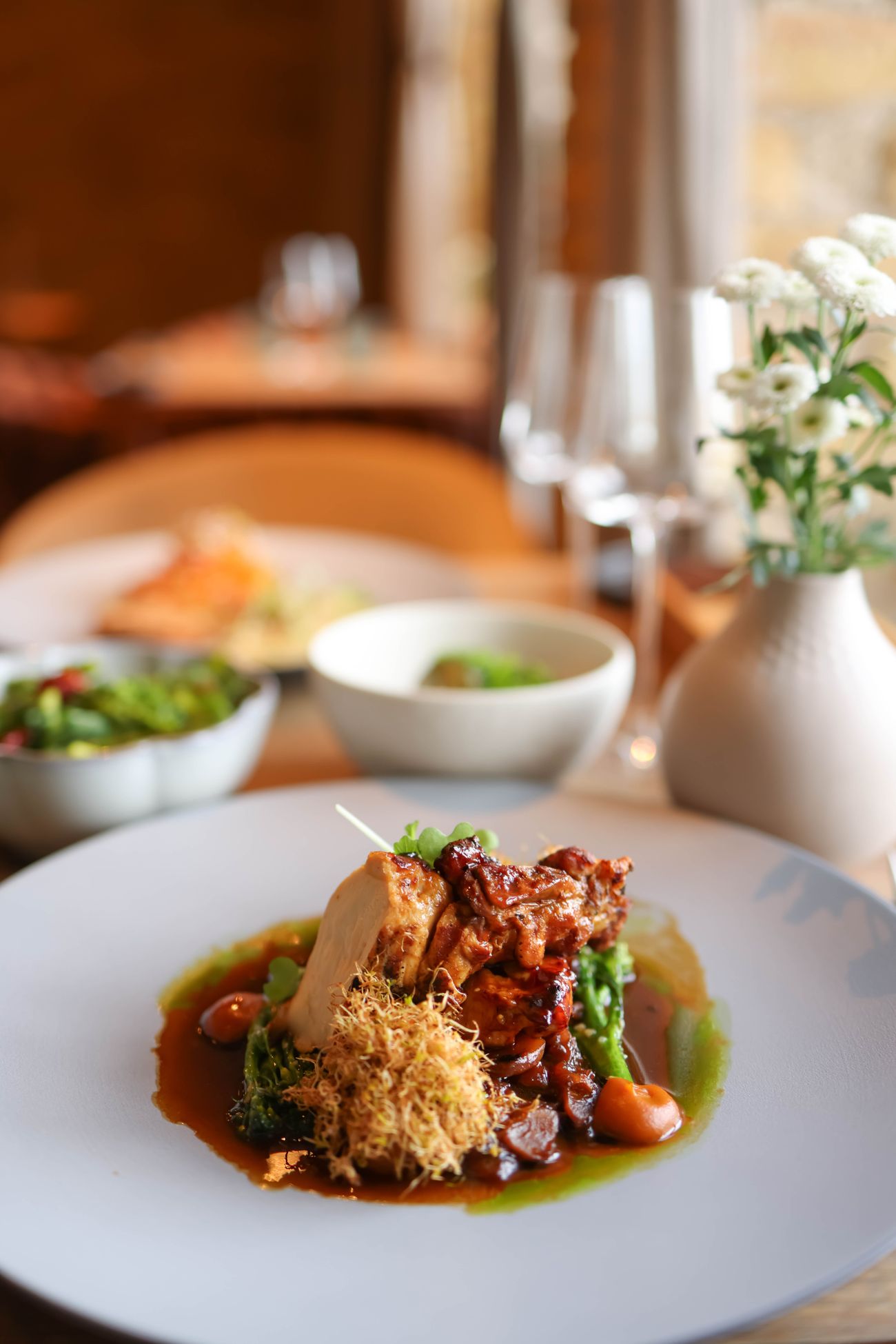 Plato principal representativo con carne, salsa y vegetales