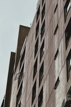 展示当代城市建筑现代几何设计的低角度视图