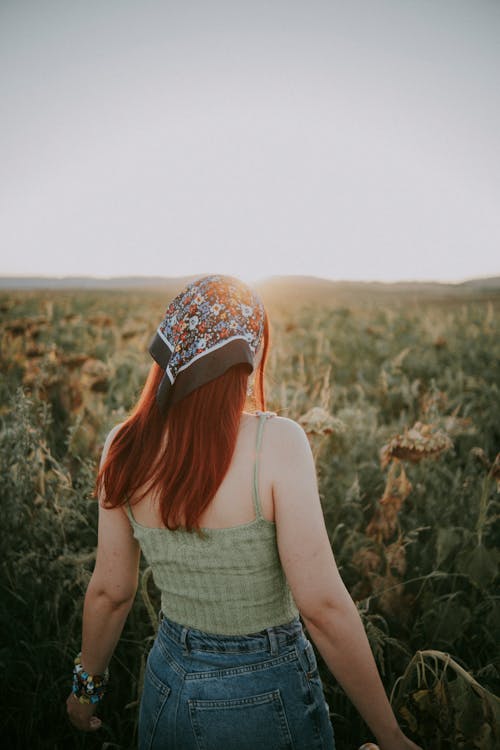 Kostenloses Stock Foto zu außerorts, feld, lange haare