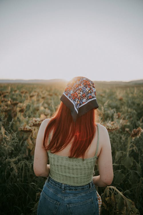 Kostenloses Stock Foto zu außerorts, feld, frau