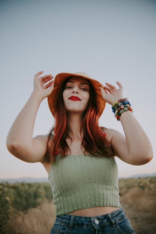 Foto d'estoc gratuïta de barret de barret, bonic, cabells pèl-roigs