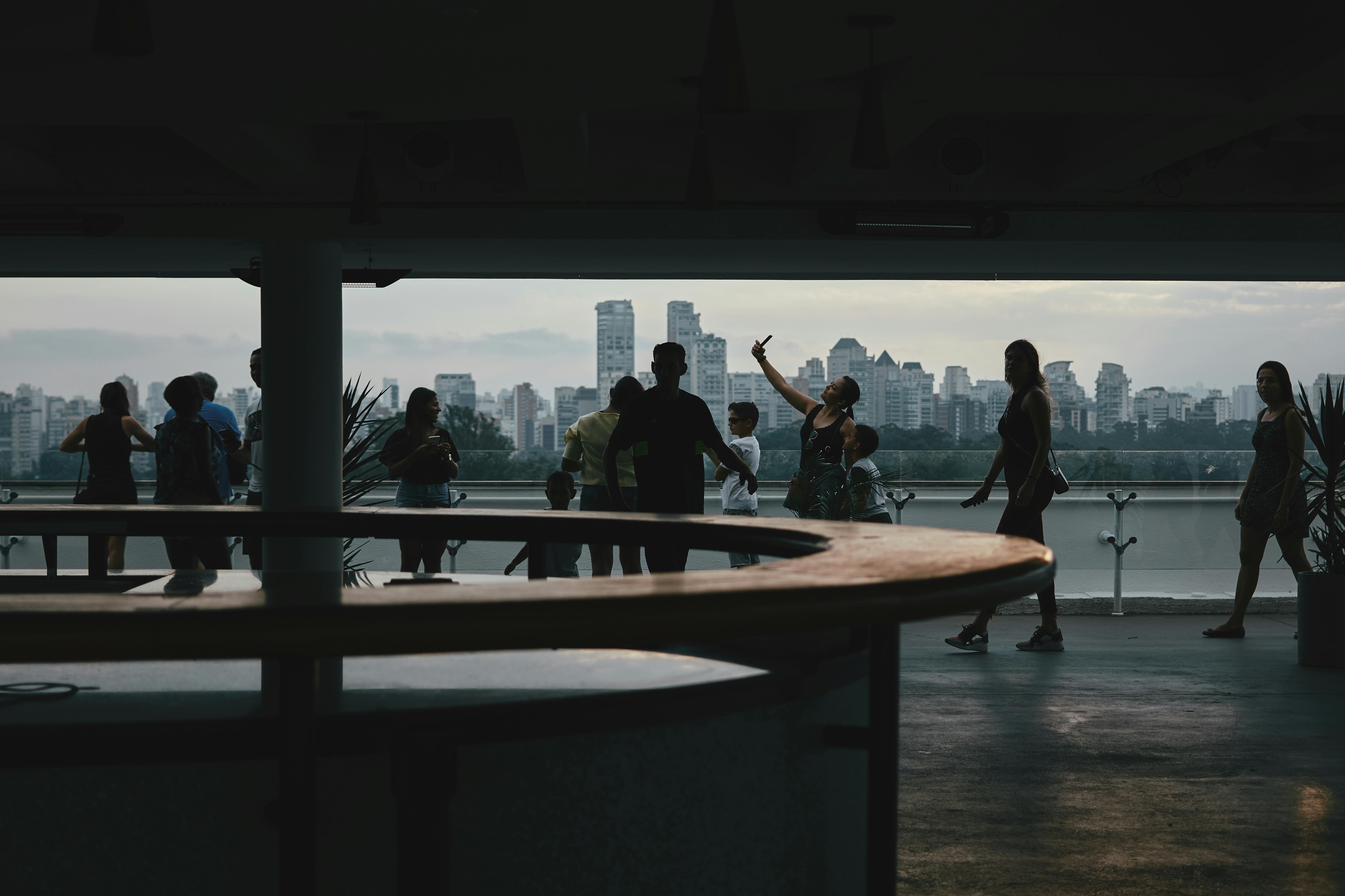 黄昏时分，城市天际线勾勒出人们的轮廓，捕捉着城市的氛围