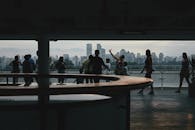 黄昏时分，城市天际线勾勒出人们的轮廓，捕捉着城市的氛围