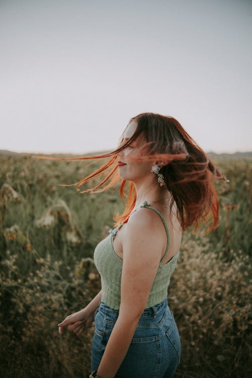 Fotos de stock gratuitas de cabello rojo, campo, de pie