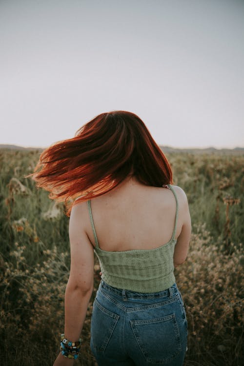 Fotos de stock gratuitas de cabello rojo, campo, de espaldas