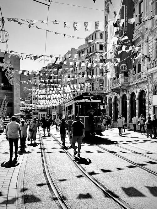 Fotos de stock gratuitas de avenida istiklal, blanco y negro, calles de la ciudad