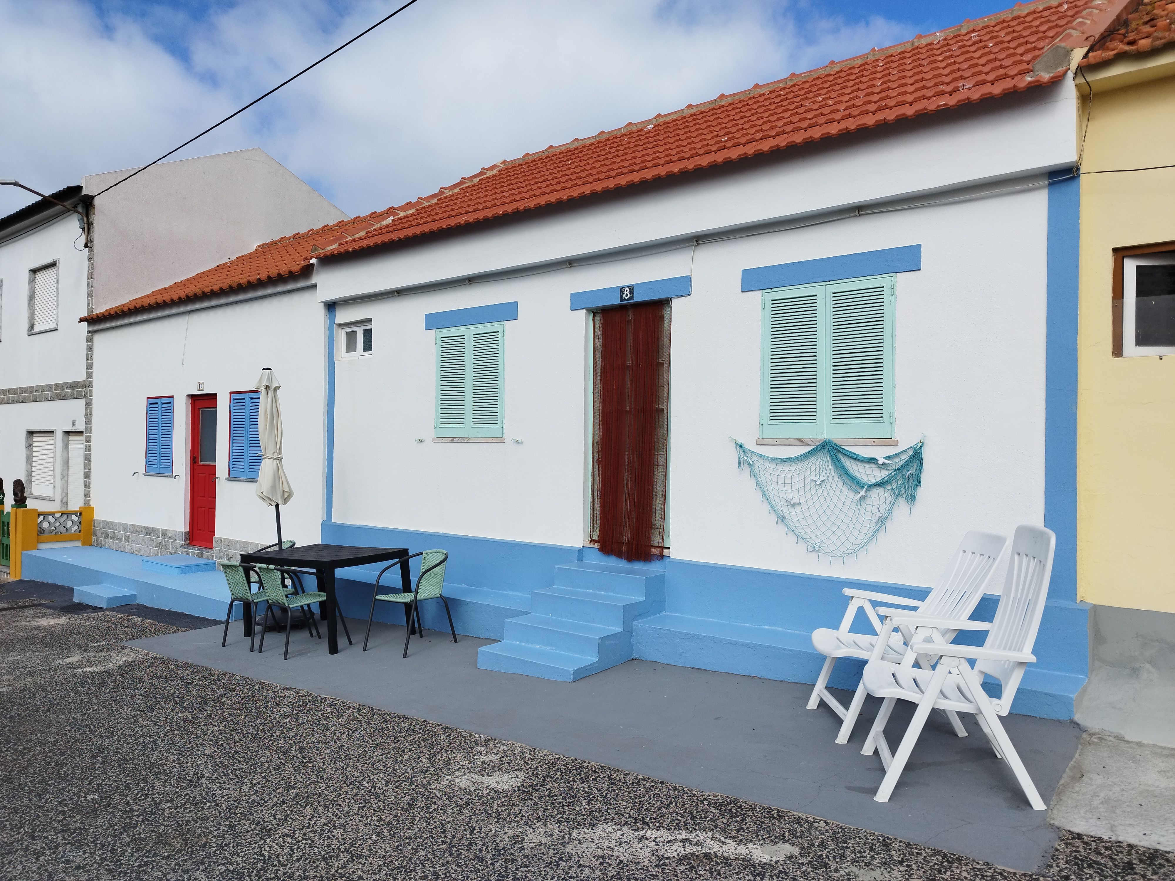 Curaçao do alto: a ilha que mistura Holanda e Caribe Vista panorâmica da ilha de Curaçao com casas coloridas e mar azul ao fundo