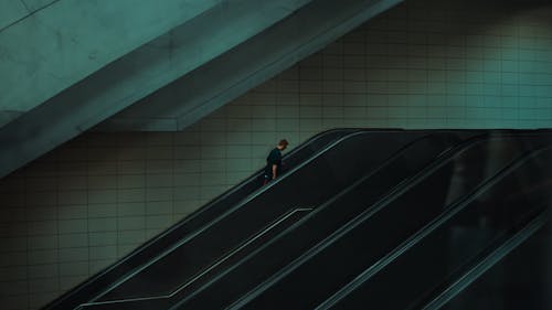 Kostnadsfri bild av metro, person, rulltrappa