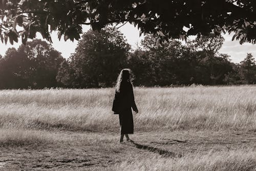 Darmowe zdjęcie z galerii z chodzenie, kobieta, łąka