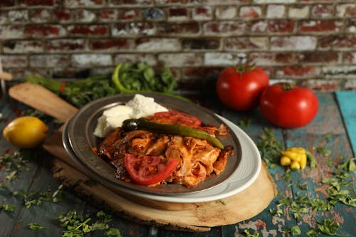 Бесплатное стоковое фото с Искендер кебаб, кухонная доска, овощи