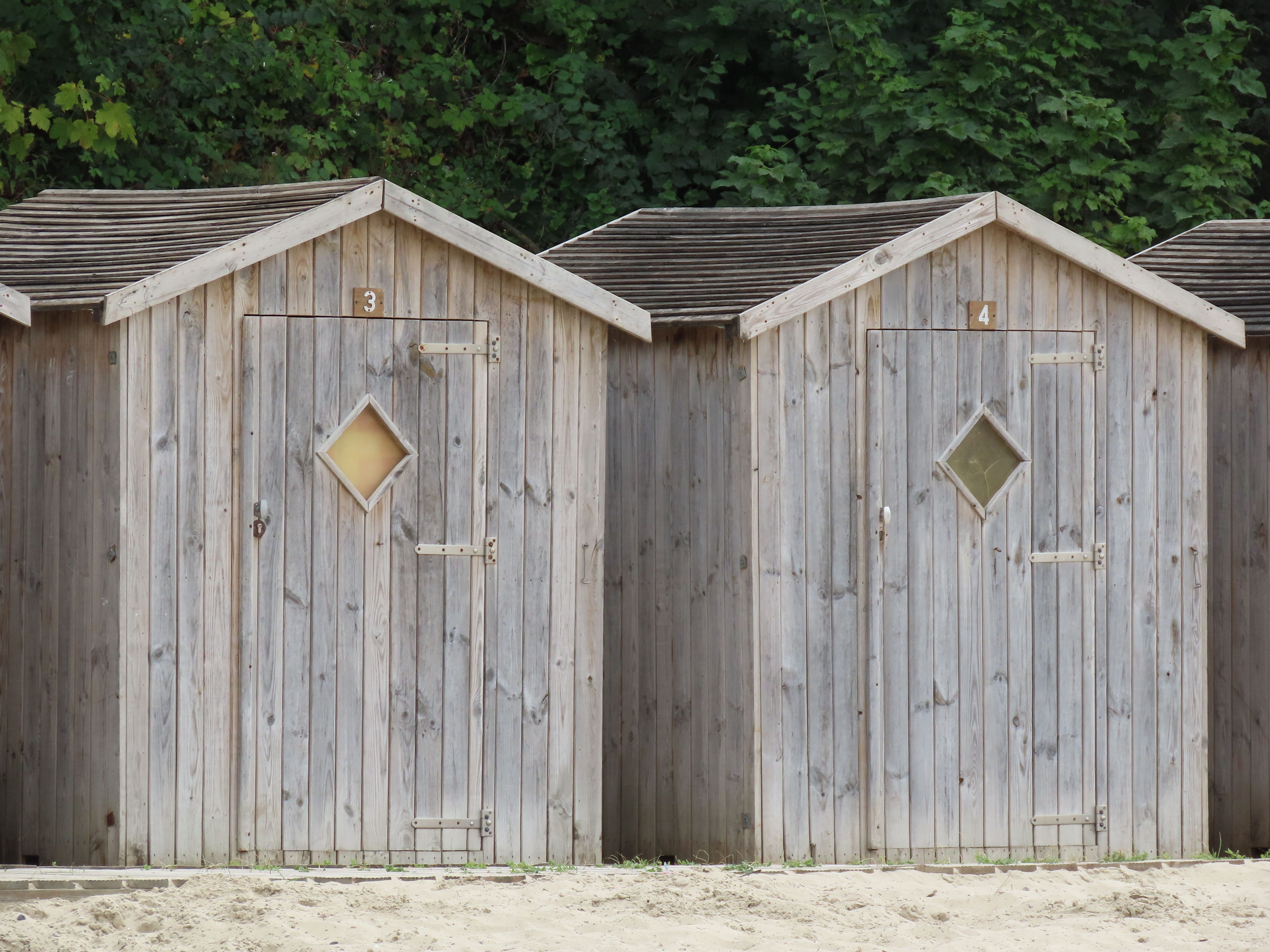 White Wooden Shed · Free Stock Photo