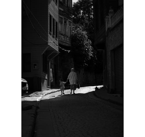 Fotobanka s bezplatnými fotkami na tému budovy, chôdza, čierny a biely