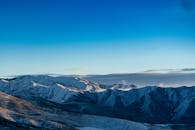 日出时，清澈的蓝天下，雪山景色壮丽