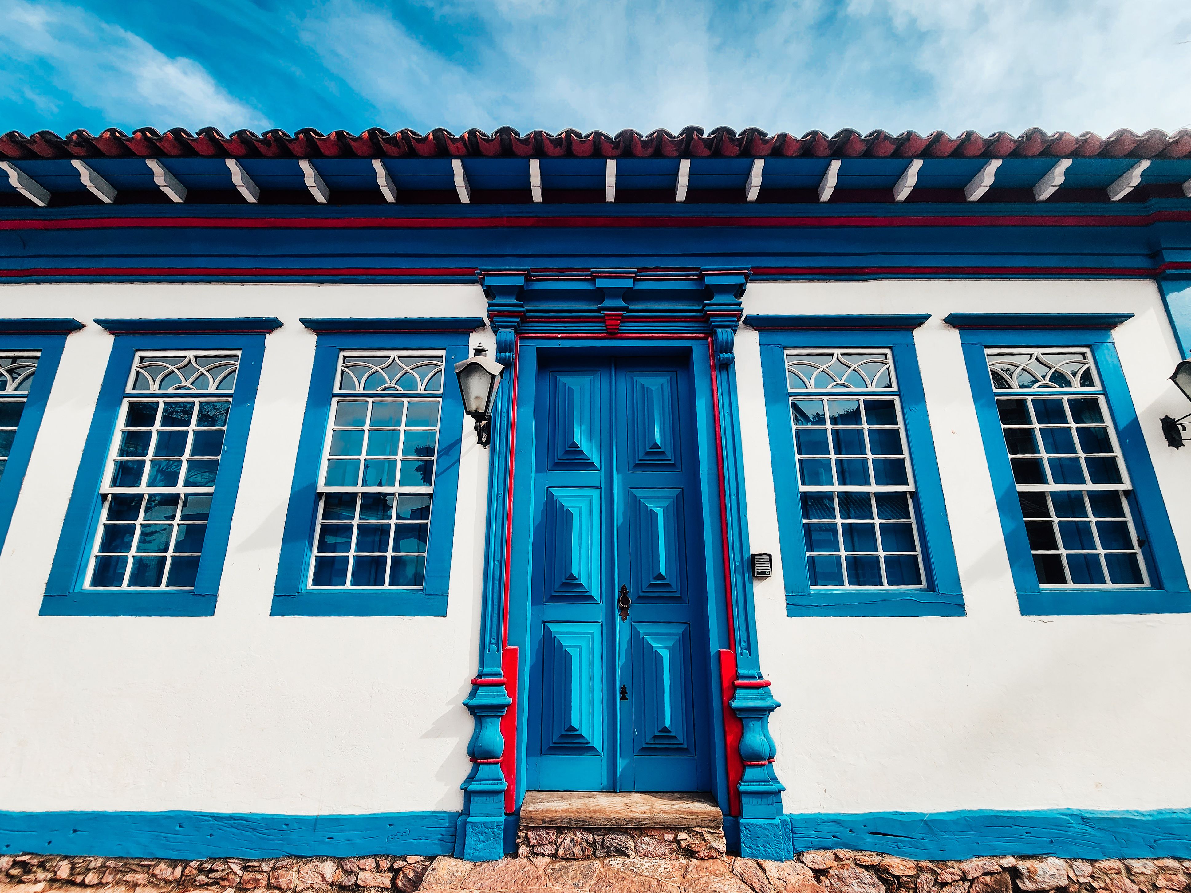 White and Blue House · Free Stock Photo