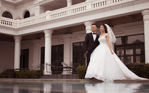 Women's White Floral Sleeveless Wedding Gown