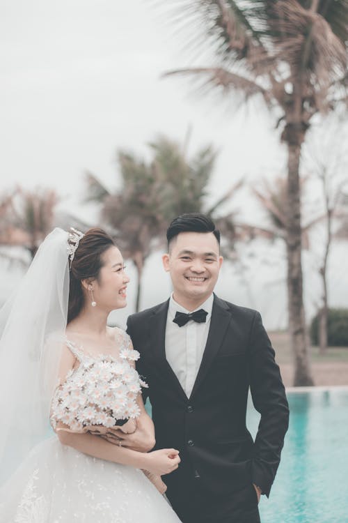 Fotobanka s bezplatnými fotkami na tému ázijský pár, bazén, biele šaty