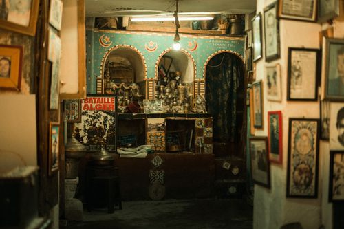 Free Cozy vintage interior with ornate archways and eclectic art decorations, creating a nostalgic atmosphere. Stock Photo