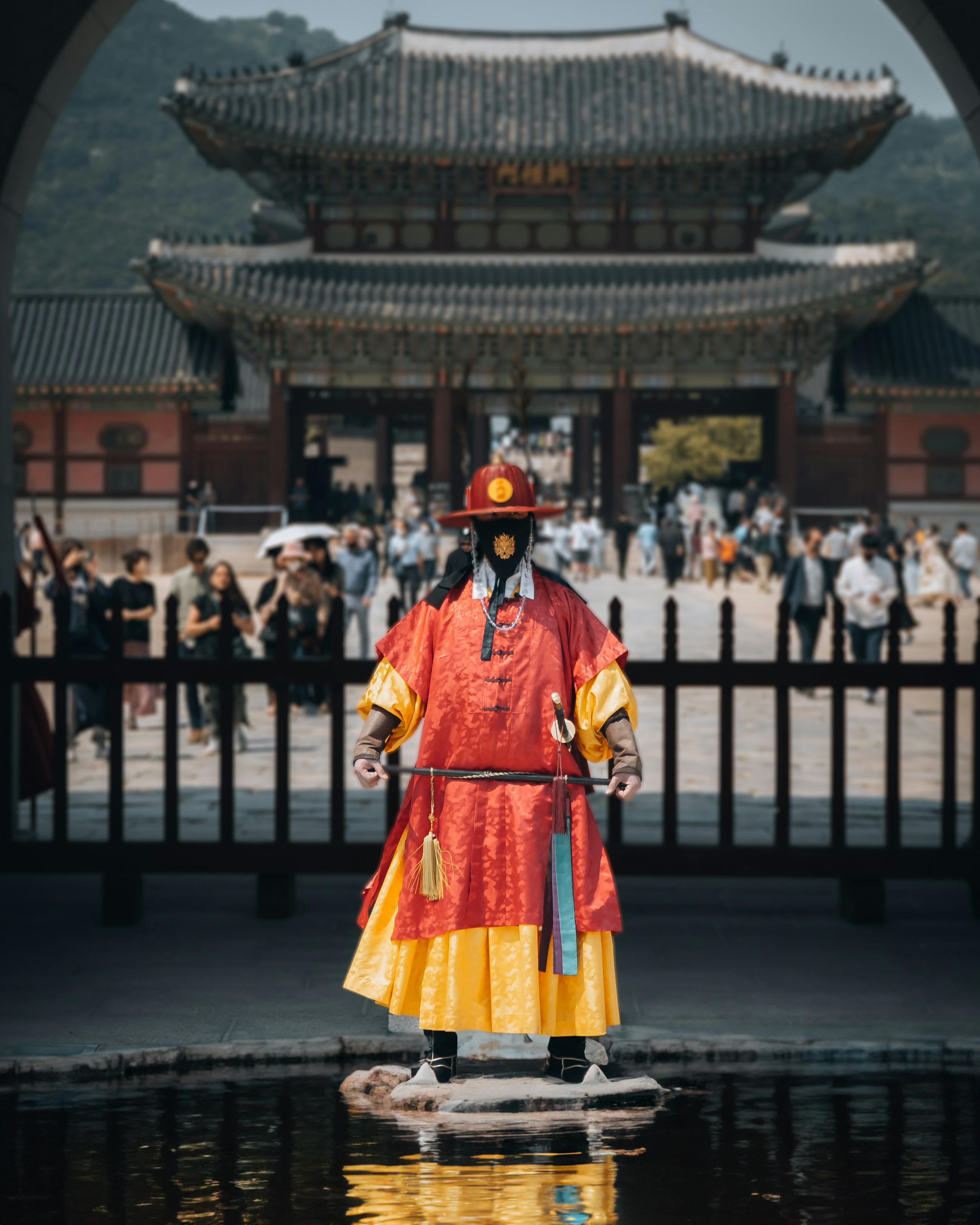 royal guard in front of gyeongbokgung palce in seoul