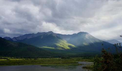 Бесплатное стоковое фото с горы, зеленый, облака