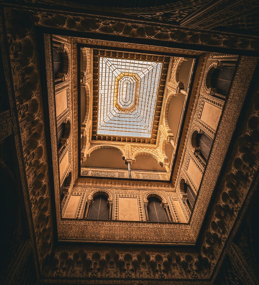 Tavan ornamentat din interiorul Alcázar-ului din Sevilla, artă mudéjar