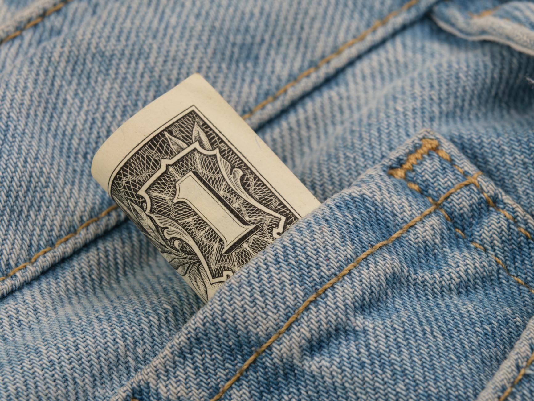 https://www.pexels.com/photo/1-us-dollar-in-jeans-pocket-18066286/