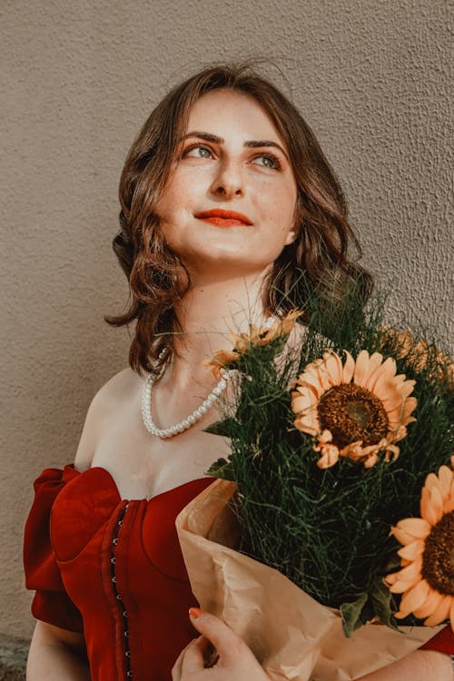 Immagine gratuita di bouquet, corsetto rosso, donna