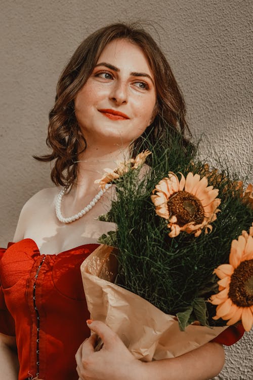 Immagine gratuita di bouquet, corsetto rosso, donna