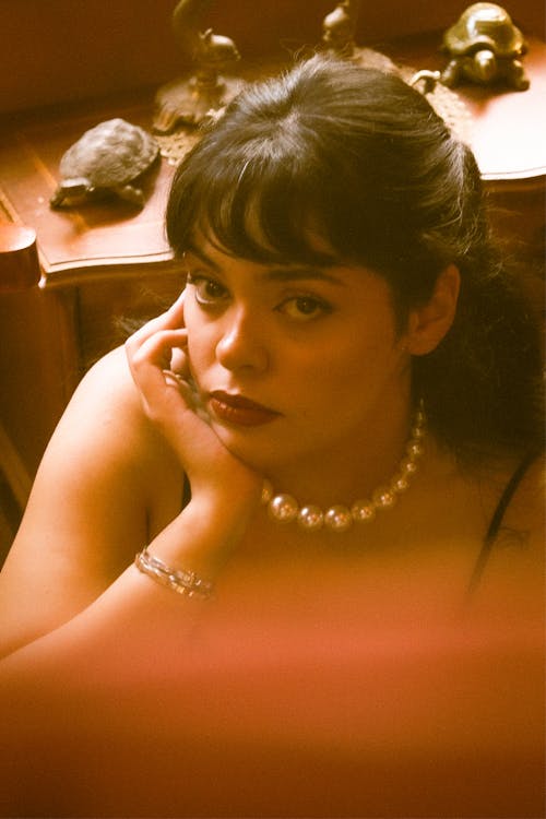 Darmowe zdjęcie z galerii z biżuteria, czarne włosy, kobieta
