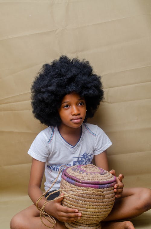 afro saç, başka yere bakmak, çocuk içeren Ücretsiz stok fotoğraf