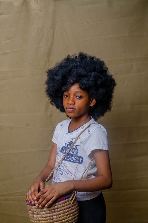 Fotos de stock gratuitas de afro, bolsa de mimbre, chica de raza negra