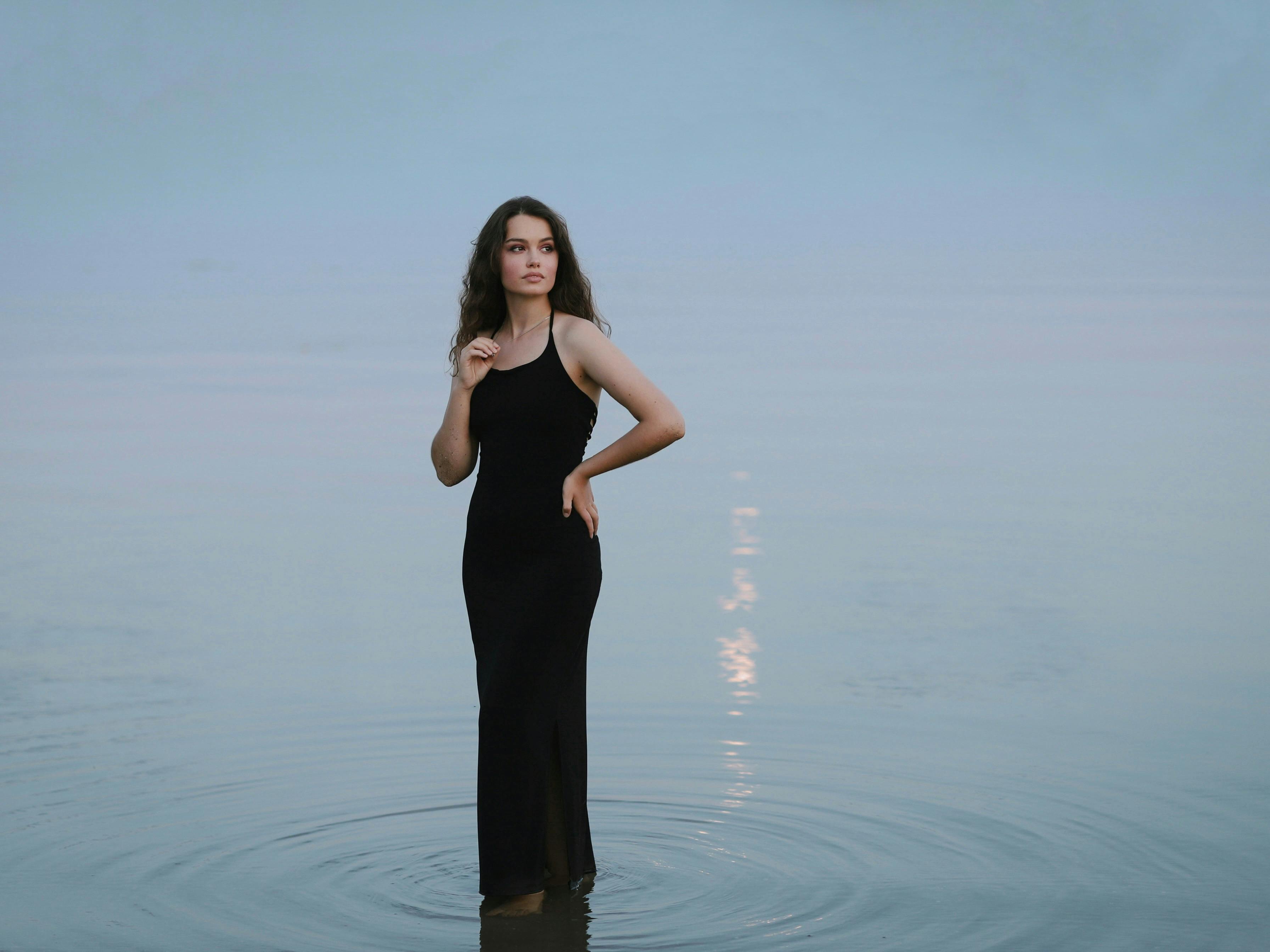 bezplatná Základová fotografie zdarma na téma brunetka, čeření, černé šaty Základová fotografie