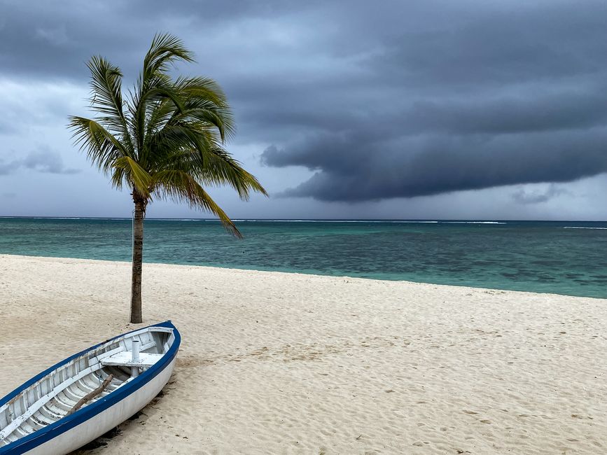 Strong Winds Hit Mauritius: Sea Trips Warned Off
