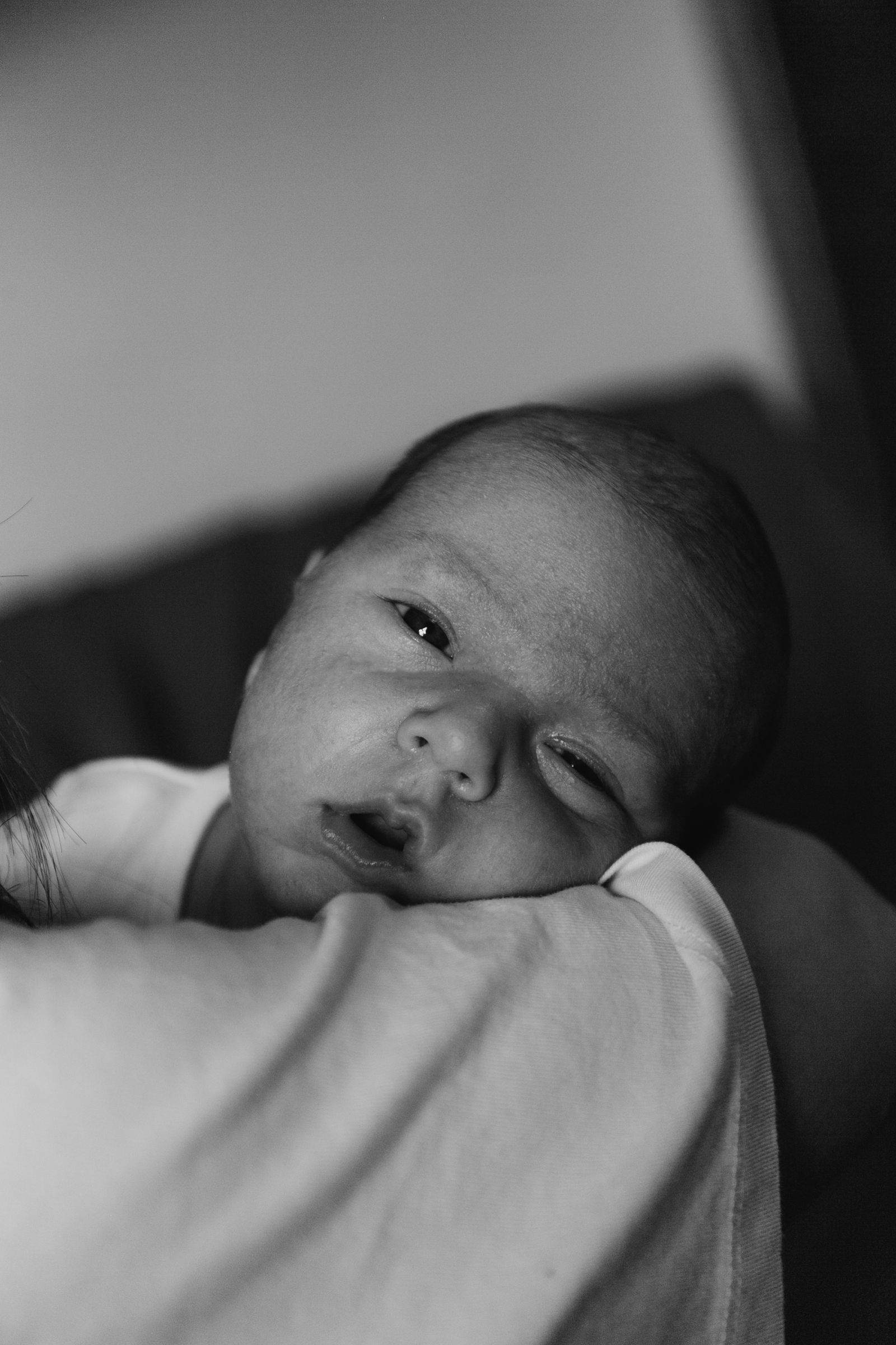 Retrato En Blanco Y Negro De Un Bebé Recién Nacido Llorando · Foto de ...