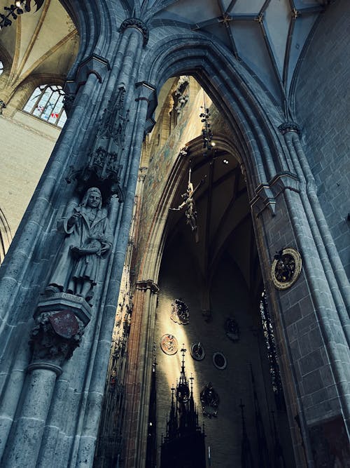 고딕 양식의 건축물, 기념물, 기둥의 무료 스톡 사진